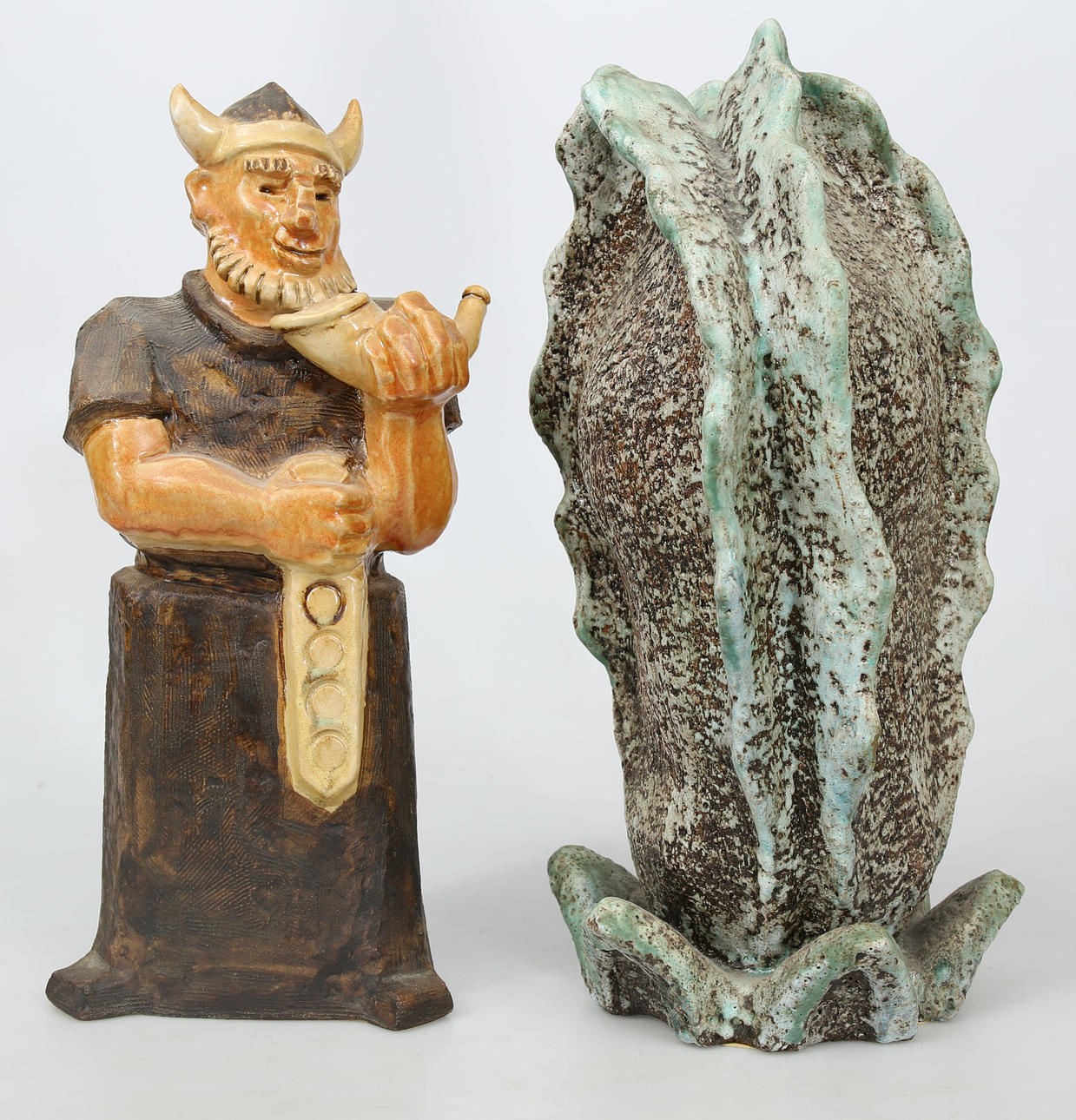 SKULPTURER, stengods, 2 stycken, bland annat Lars Pagfeldt.