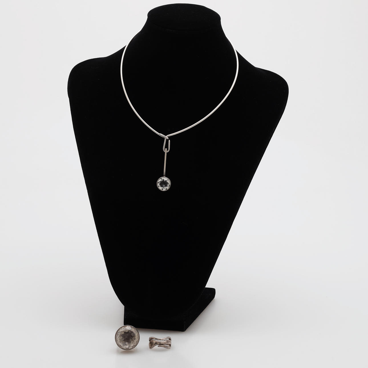 HALSBAND OCH RINGAR, silver, totalvikt 43 gram.
