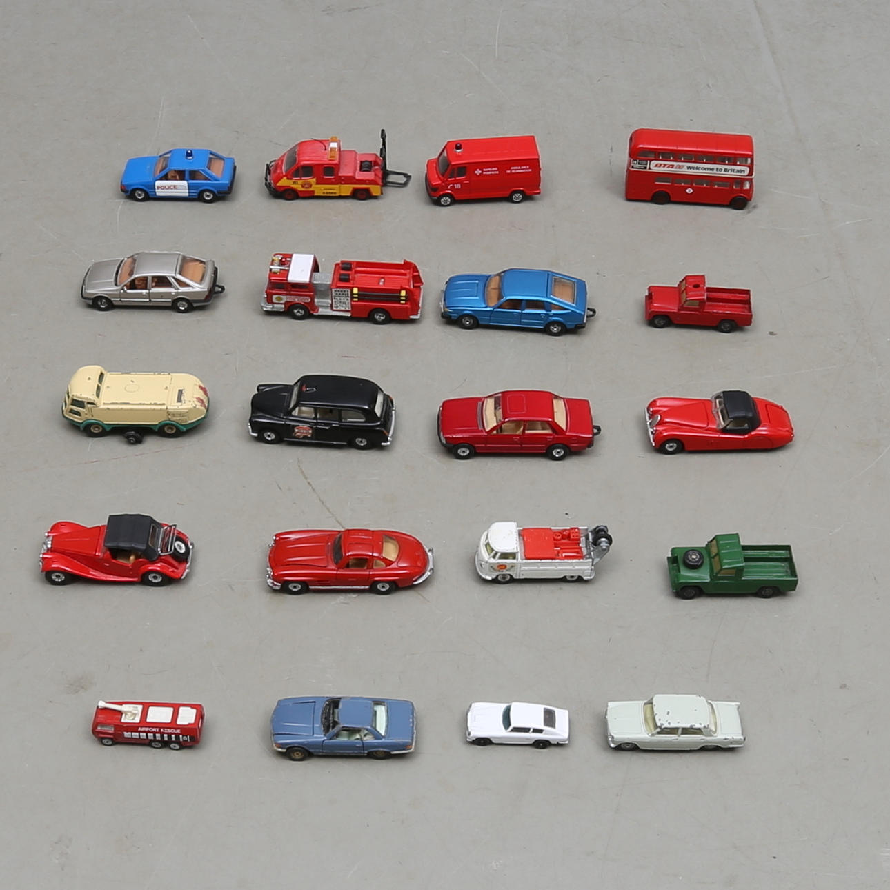 MODELLBILAR, 20 st Corgi samt en Dinky Toys.