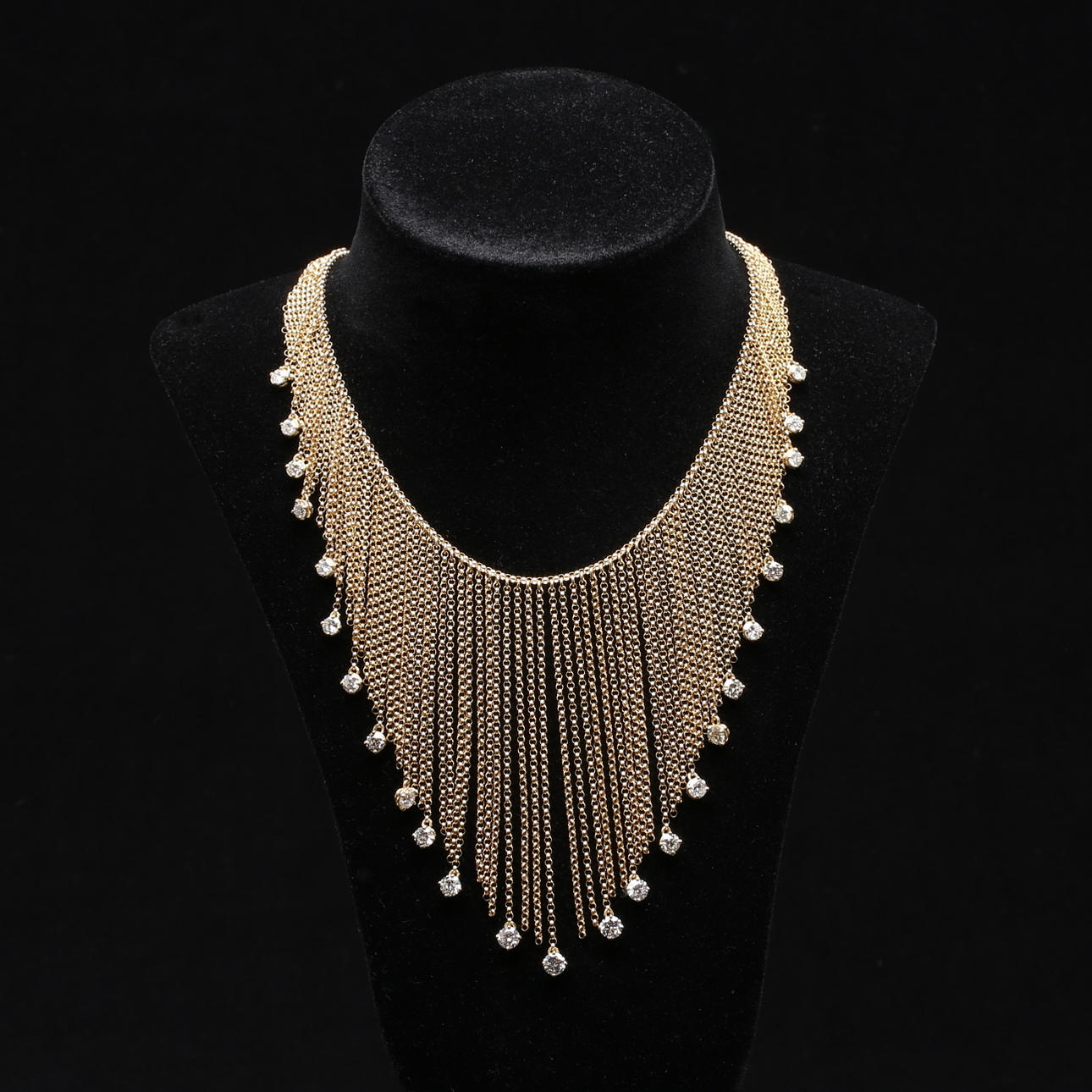 HALSBAND i 14K gulguld med 25 diamanter, 8,0 ct, totaltvikt 38,71 gram.