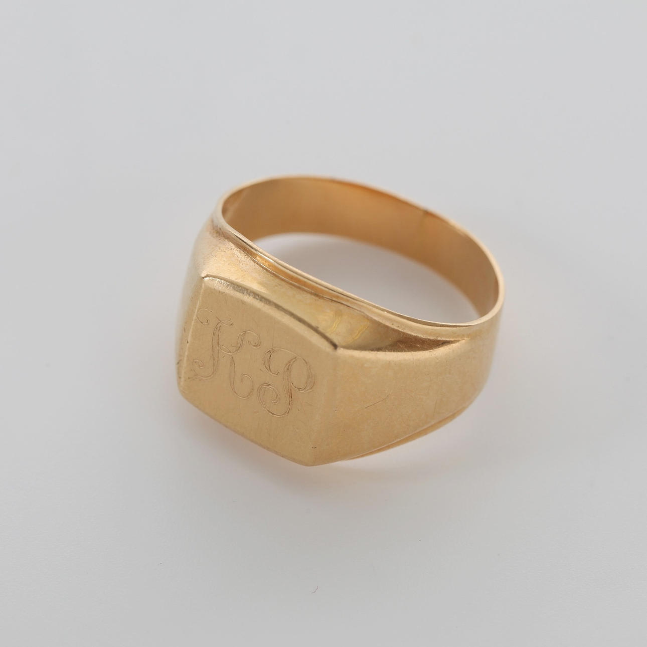 KLACKRING MED MONOGRAM, 18K guld, 1977.