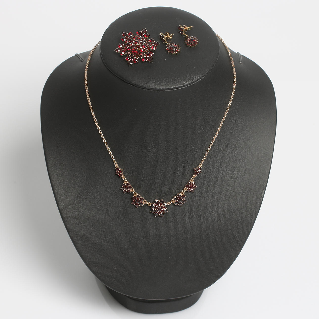 COLLIER, BROSCH och ÖRHÄNGEN, mässing och granater, 1900-tal.