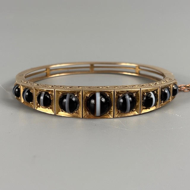 ANTIQUE GOLD AND AGATE BANGLE. Jewellery & Gemstones - Bracelets ...