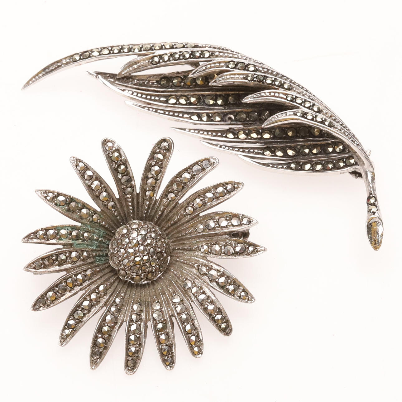 SILVERBROSCHER med markasiter, blomma och blad, 2 st.