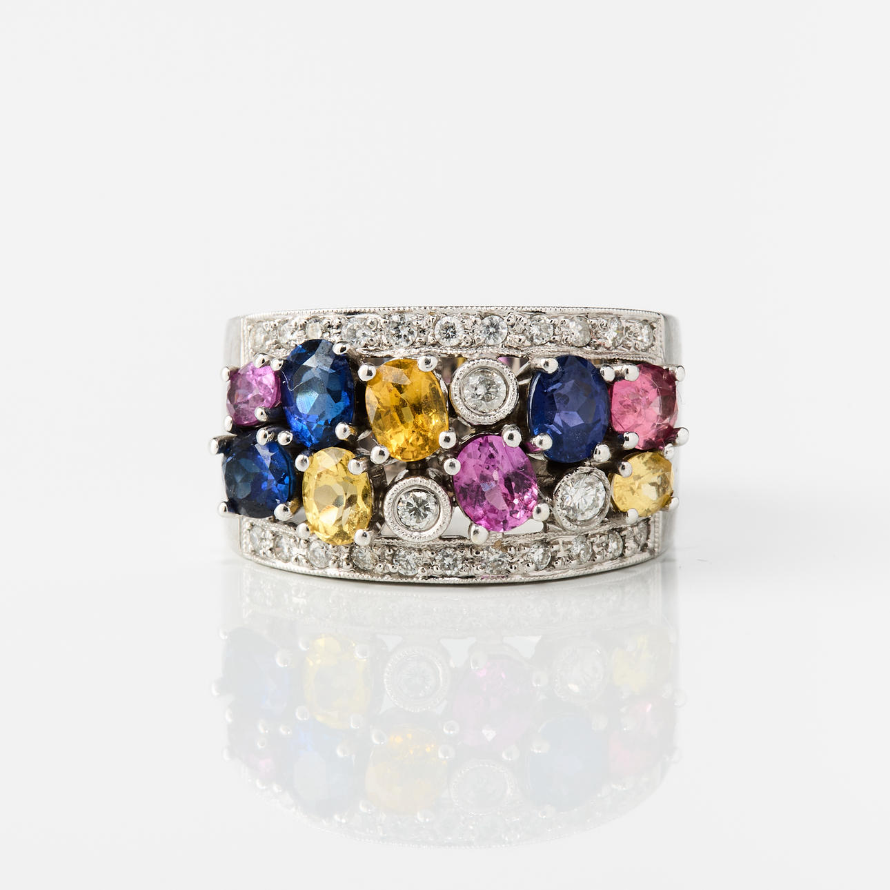 RING, 18K vitguld med multi-färgade safirer och diamanter