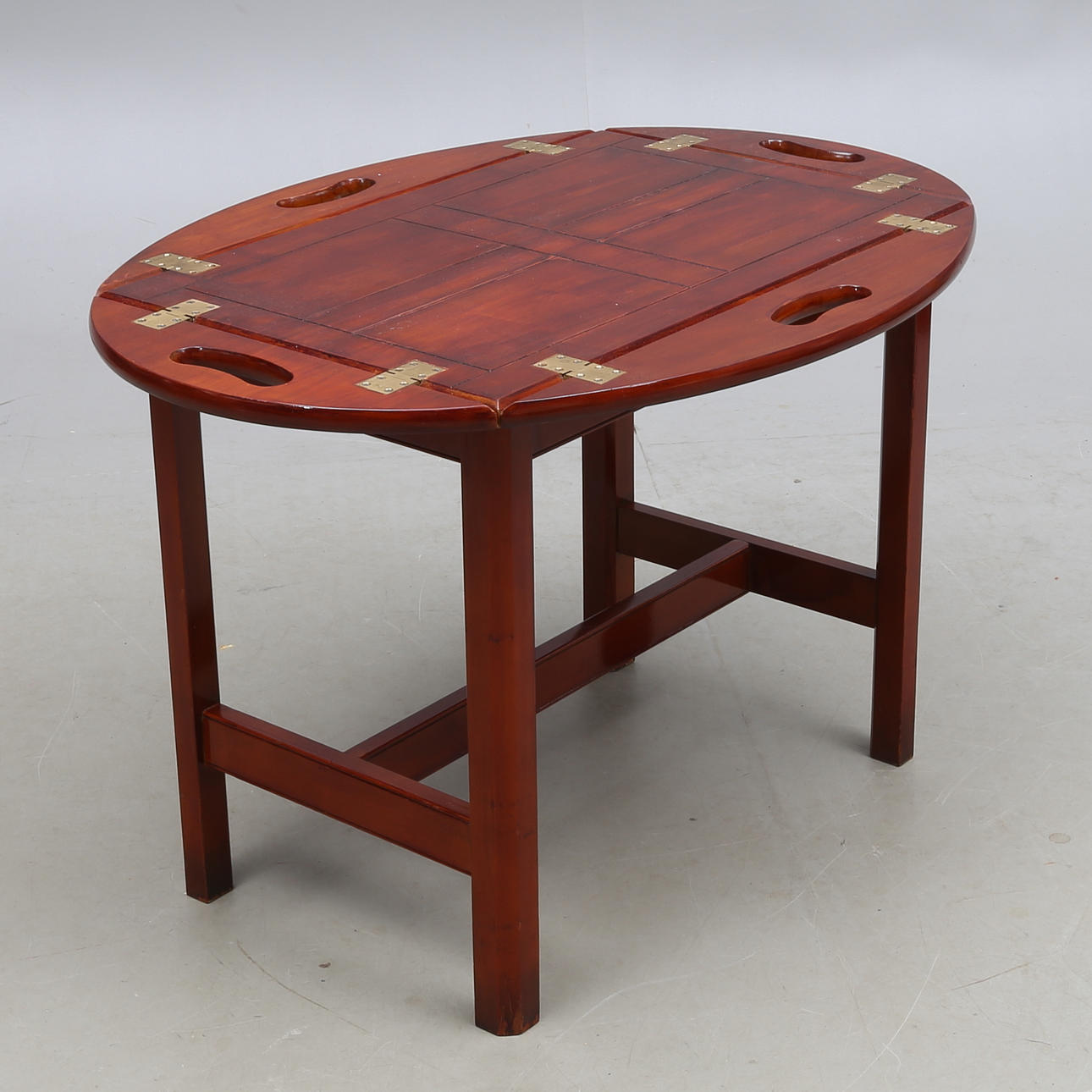 BORD, s k "Butlers Tray", 1900-talets andra hälft.