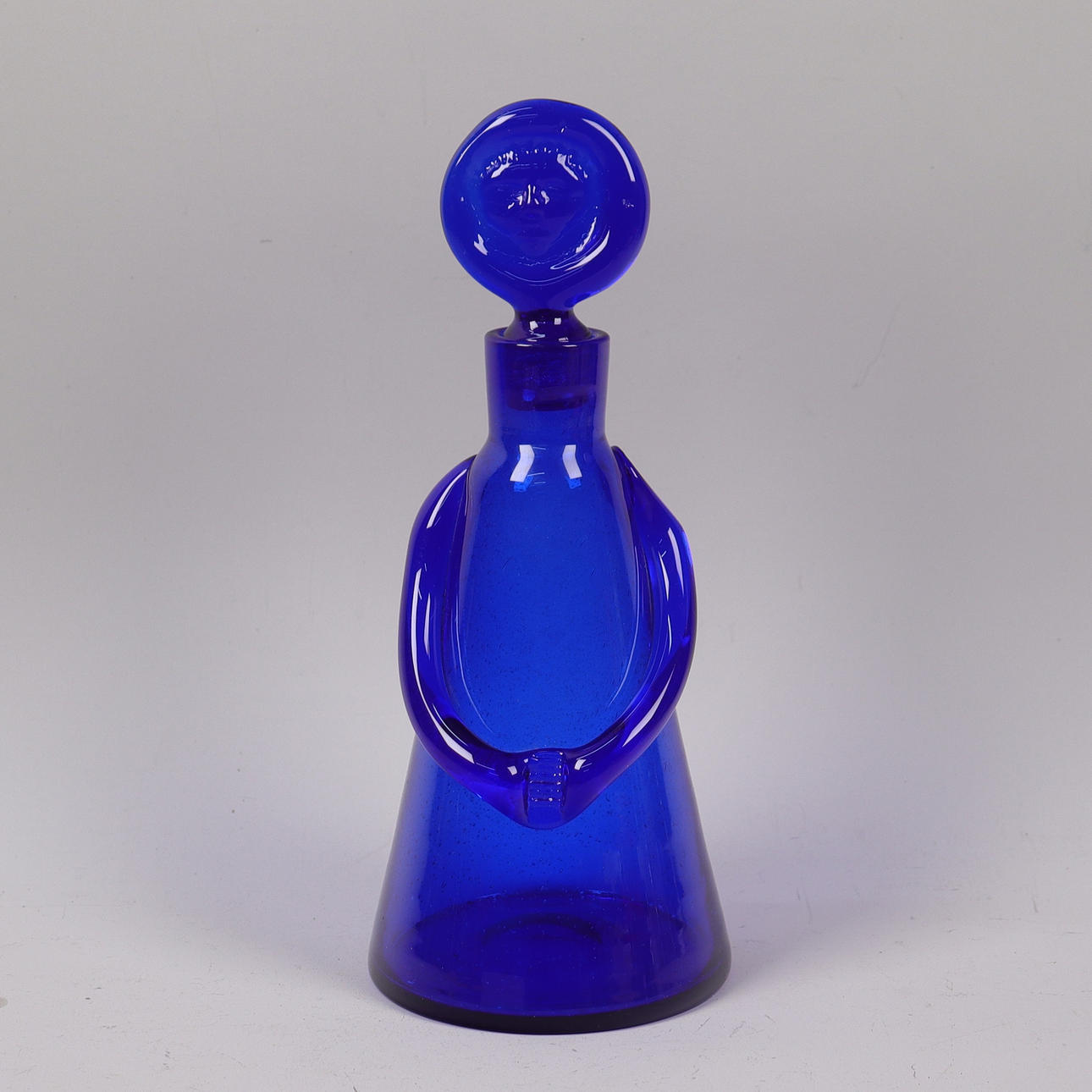 ERIK HÖGLUND. karaff, blått glas.