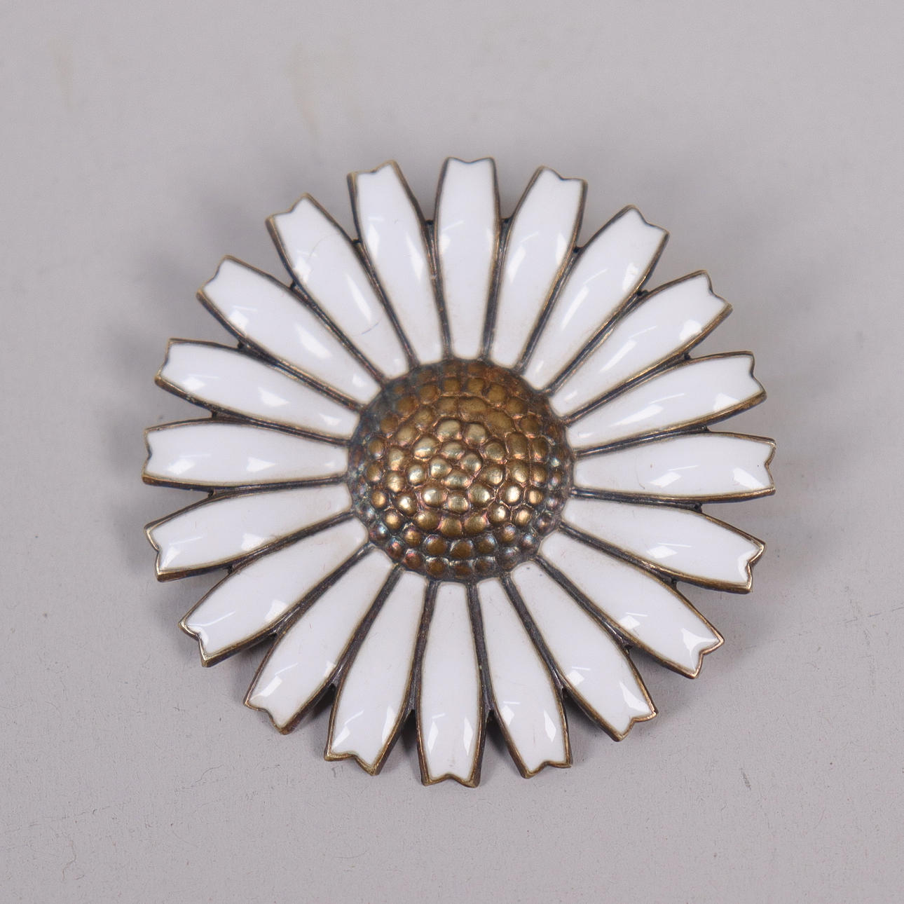 GEORG JENSEN. "Daisy", brosch i emaljerat förgyllt silver.