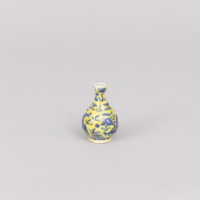 MINIATYRVAS, porslin, 19/2000-tal.