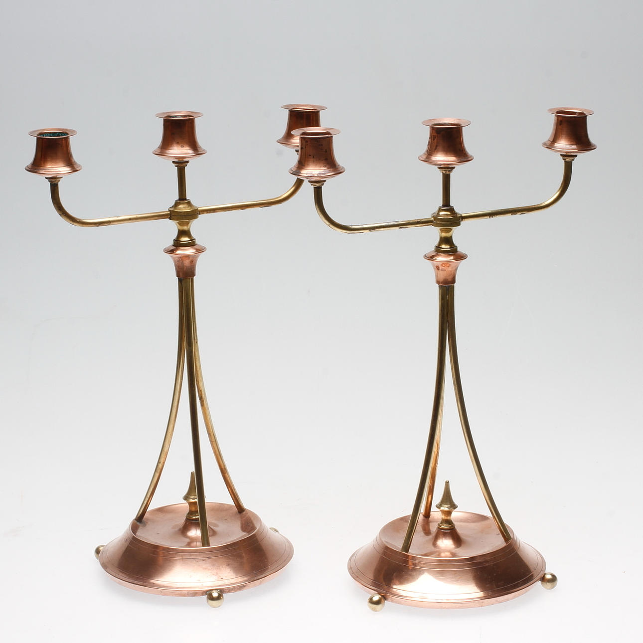 KANDERLABRAR, ett par, mässing/koppar, Oscar Nilsson, Eskilstuna, Jugend.