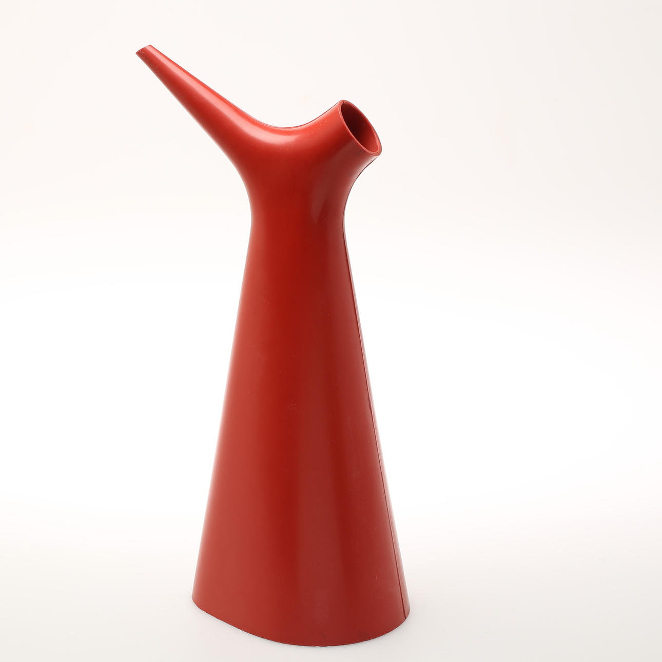 CARL-ARNE BREGER. Vattenkanna i syren plast. Gustavsberg.