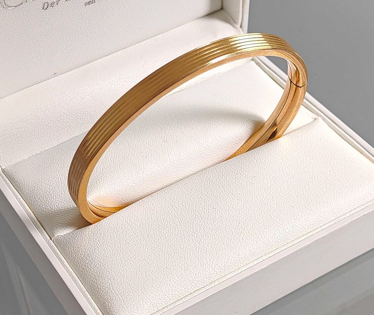 Simple oval bangle, vintage.
