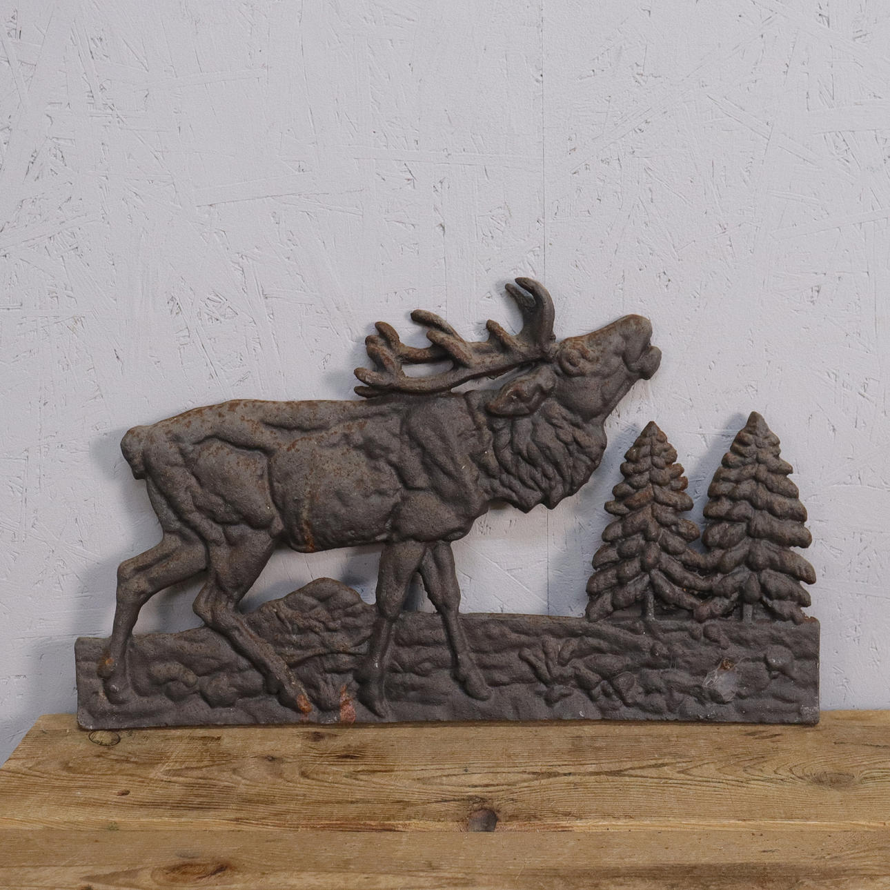 VÄGGDEKORATION, Ren i relief.