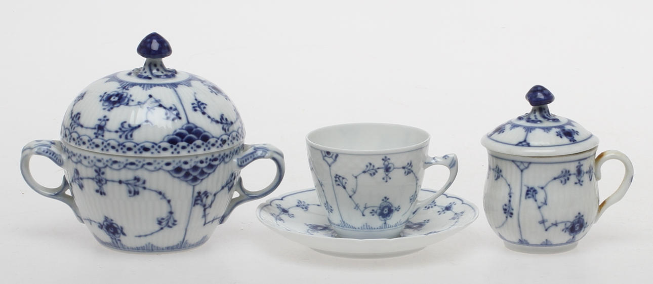 MOCCAKOPPAR med fat, 6 st, SOCKERSKÅL samt CREMÉKOPP, porslin, "Musselmalet" Bing & Gröndahl och Royal Copenhagen.