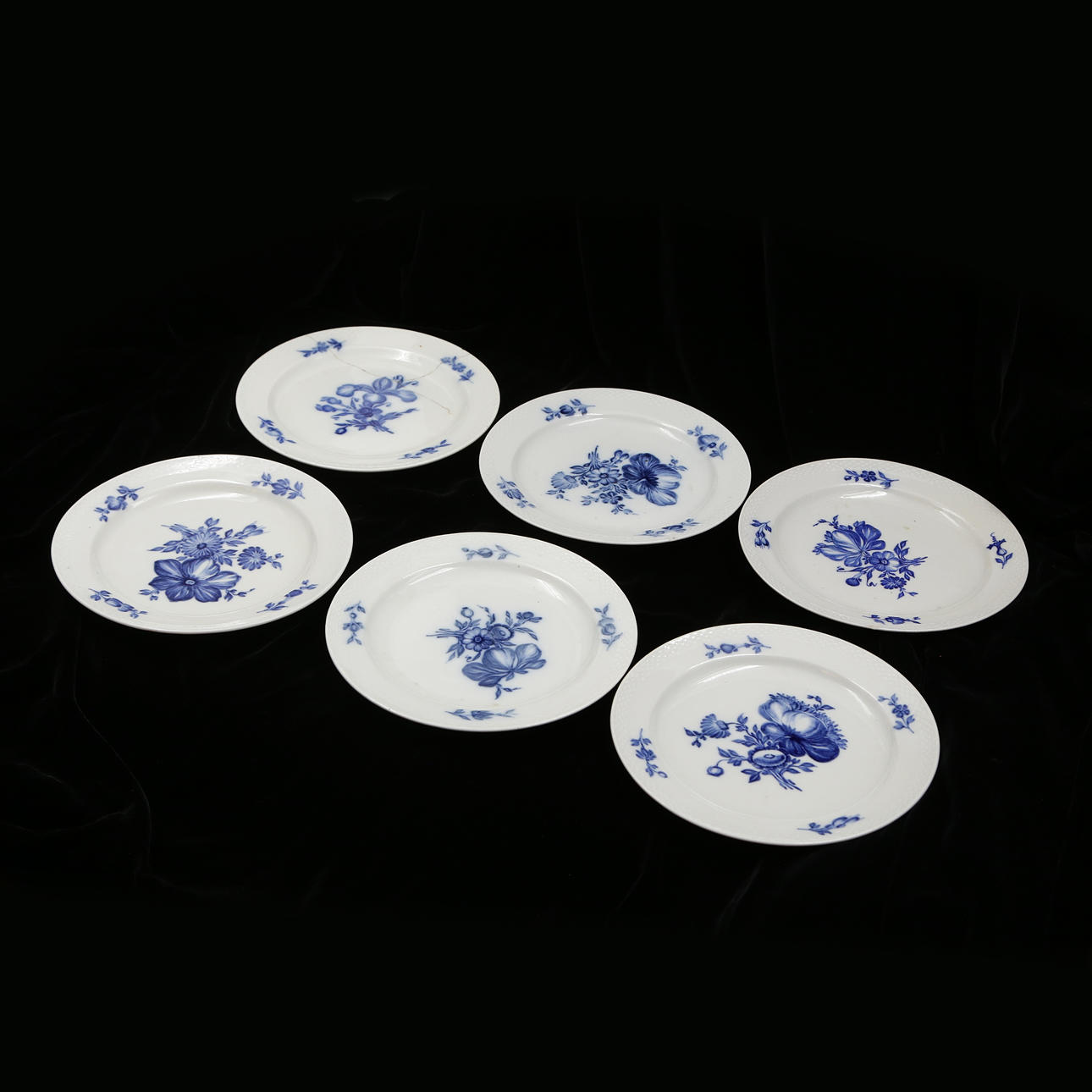 ROYAL COPENHAGEN 1700/1800-TAL, TALLRIKAR (6) GABRIEL MUNCK AF ROSENSCHÖLD (1783-1867) HEDVIG SARA “HEDDA” LOVÉN MUNCK AF ROSENSCHÖLD (1794-1871). TEXT/LAPP, BRÖLLOPSPRESENT TILL (C:A 1810) GABRIEL M. AF R. OCH HEDVIG SARA LOVÉN...