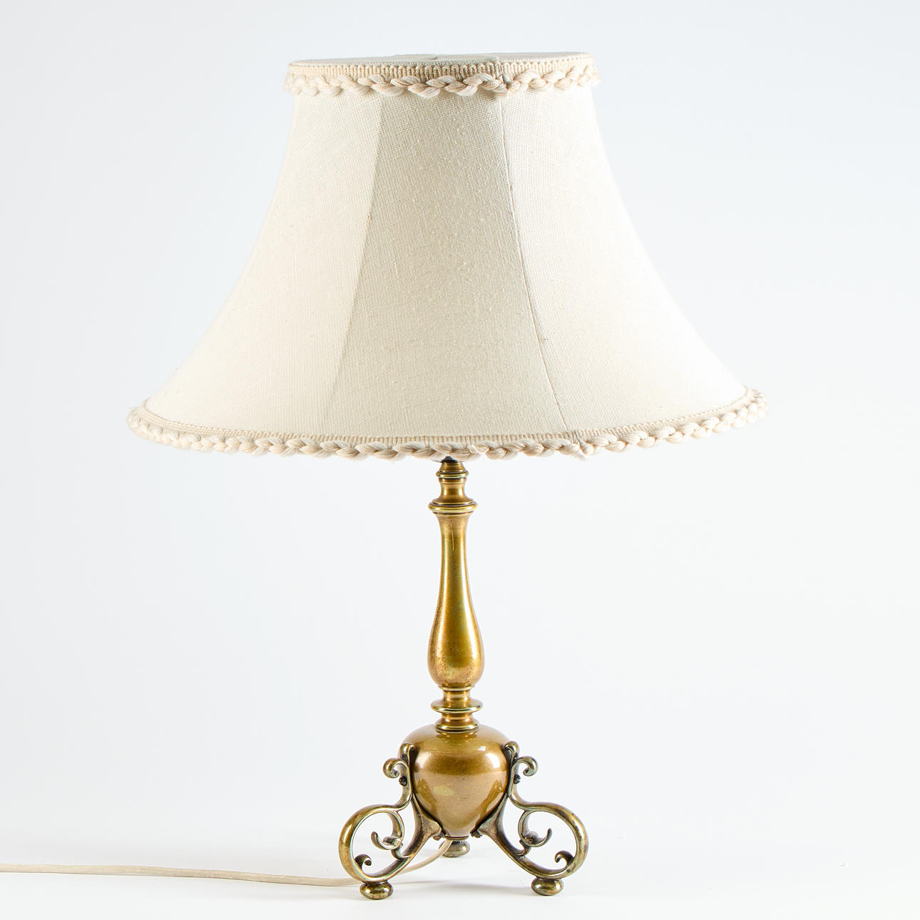 BORDSLAMPA. Brons, 1920-tal.