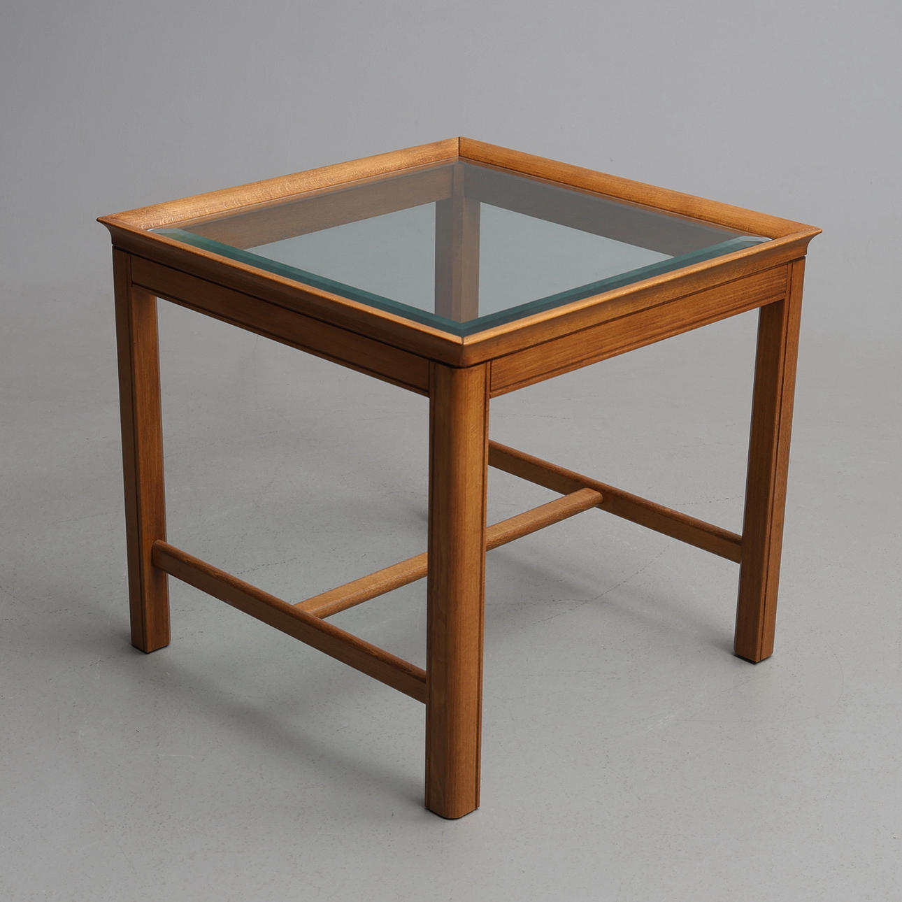 BORD, med glasskiva, 1900-tal.