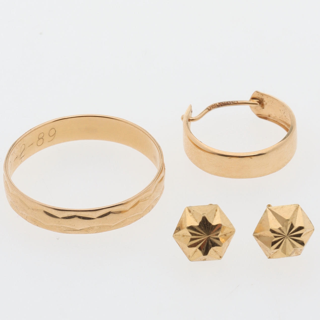 ÖRHÄNGEN & RING, 4 delar, 18K guld.