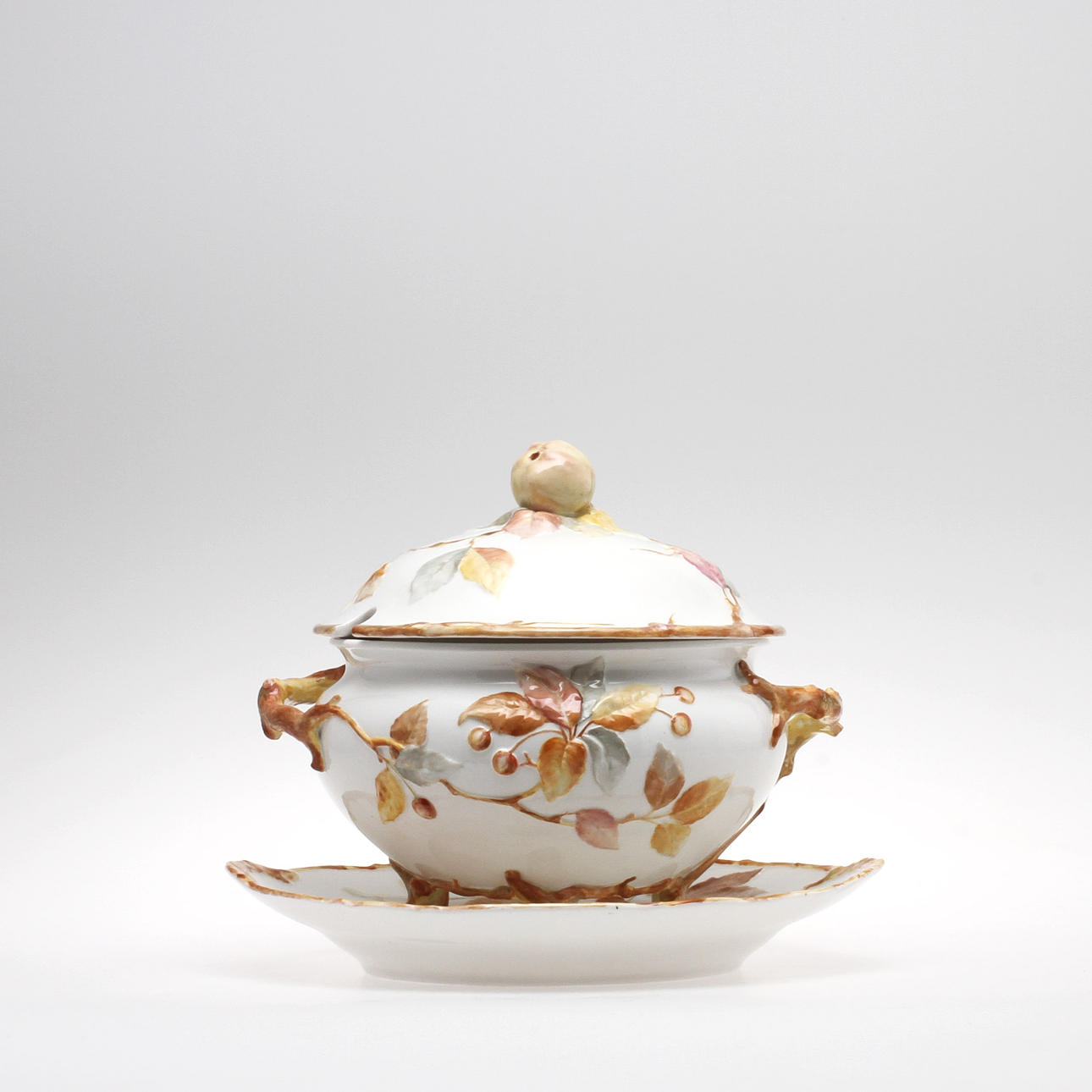 ALF WALLANDER. Tillskriven. TERRIN samt UPPLÄGGNINGSFAT, benporslin. Rörstrand 1900-talets början.