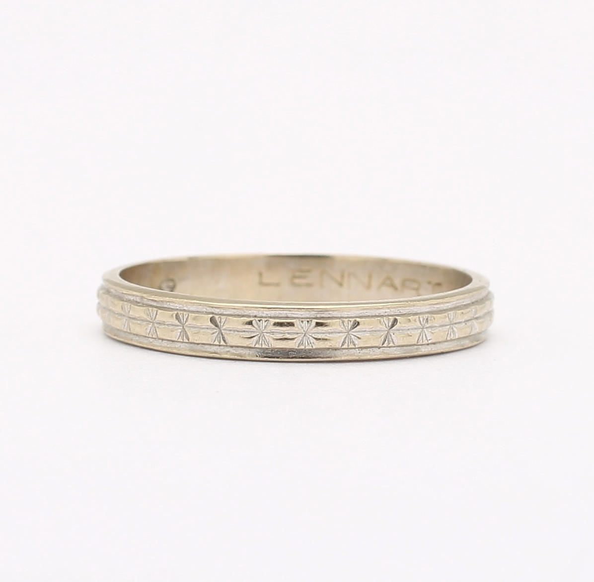 RING, 18K vitguld. Total vikt ca 2 g.