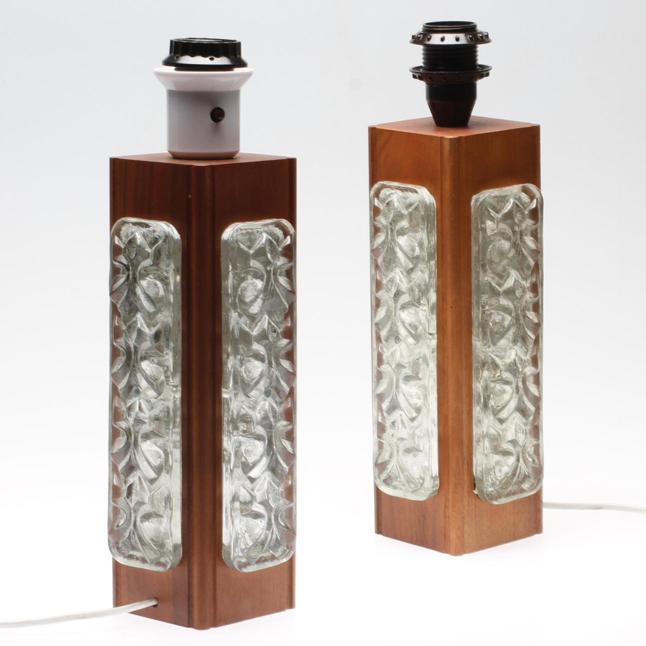 BORDSLAMPOR, ett par, trä och glas, 1900-talets andra hälft.