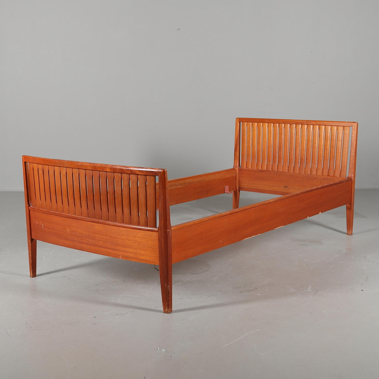 CARL MALMSTEN. Sänggavel "Ulrika" 4 delar i mahogny, 1900-talets mitt, Bodafors.