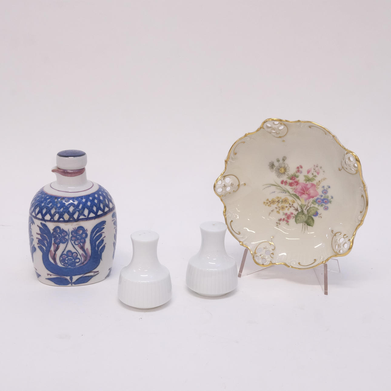 ROSENTHAL OCH ALUMINIA, FYRA PORSLINSFÖREMÅL.