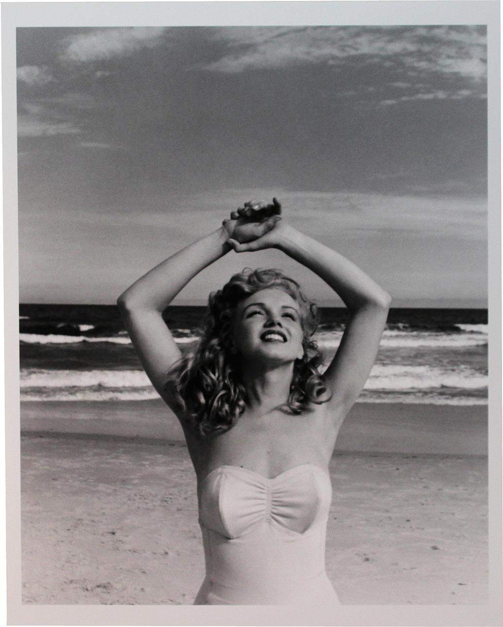 ANDRÉ DE DIENES. Marilyn Monroe i baddräkt. Fine art print. Stämpelmärkt á tergo och numrerad 130/200, daterad 16/5-2006.