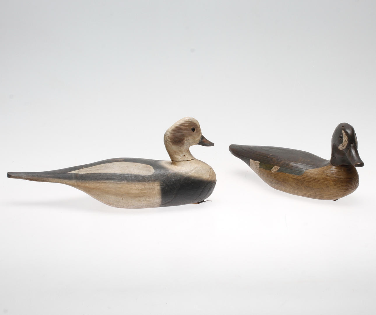 VETTAR, 2 st, trä, en signerad Clay Harris, 1900-tal.