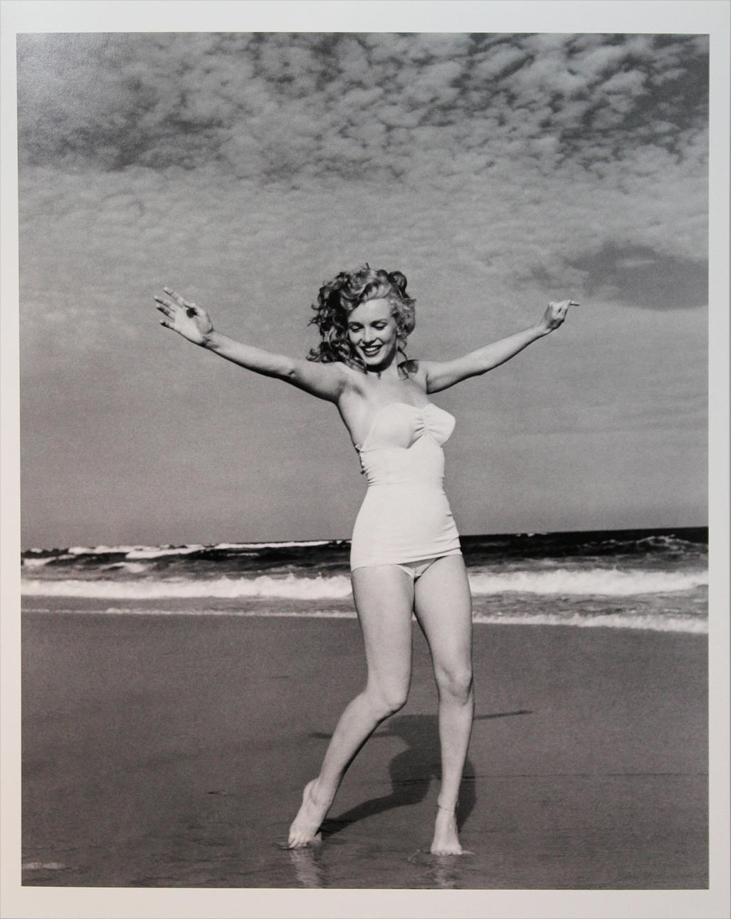 ANDRÉ DE DIENES. Marilyn Monroe i baddräkt. Fine art print. Stämpelmärkt á tergo och numrerad 119/200, daterad 16/5-2006.