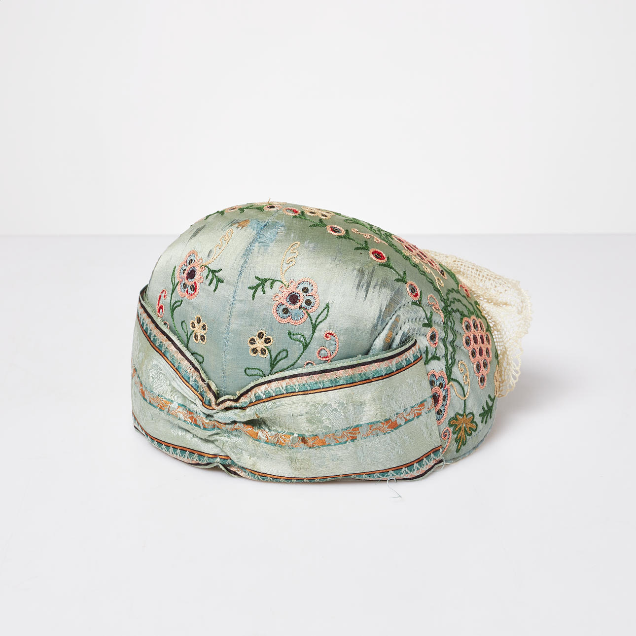 BINDMÖSSA, siden, broderad floral dekor, 1900-tal.
