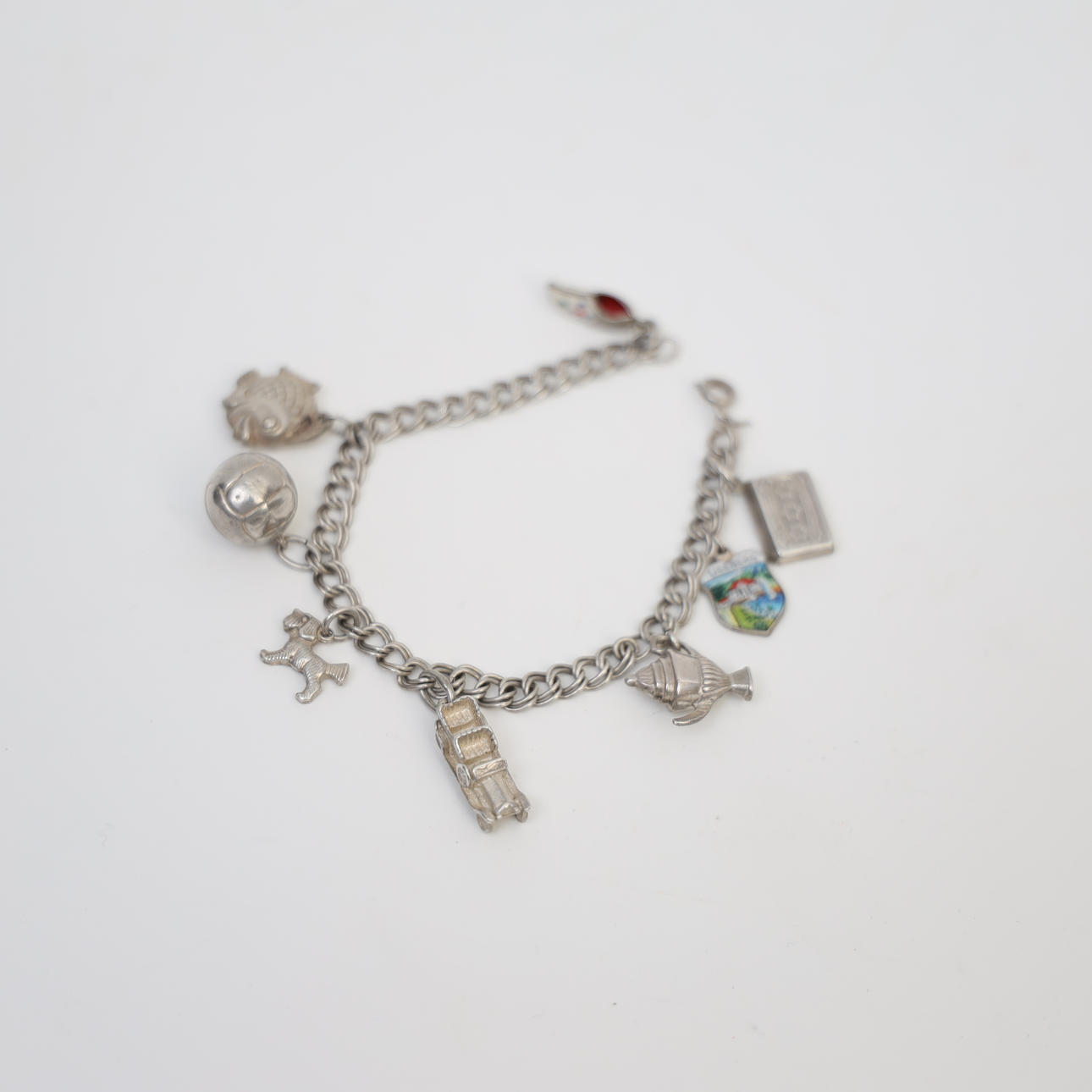 ARMBAND, silver, behängd med berlocker.