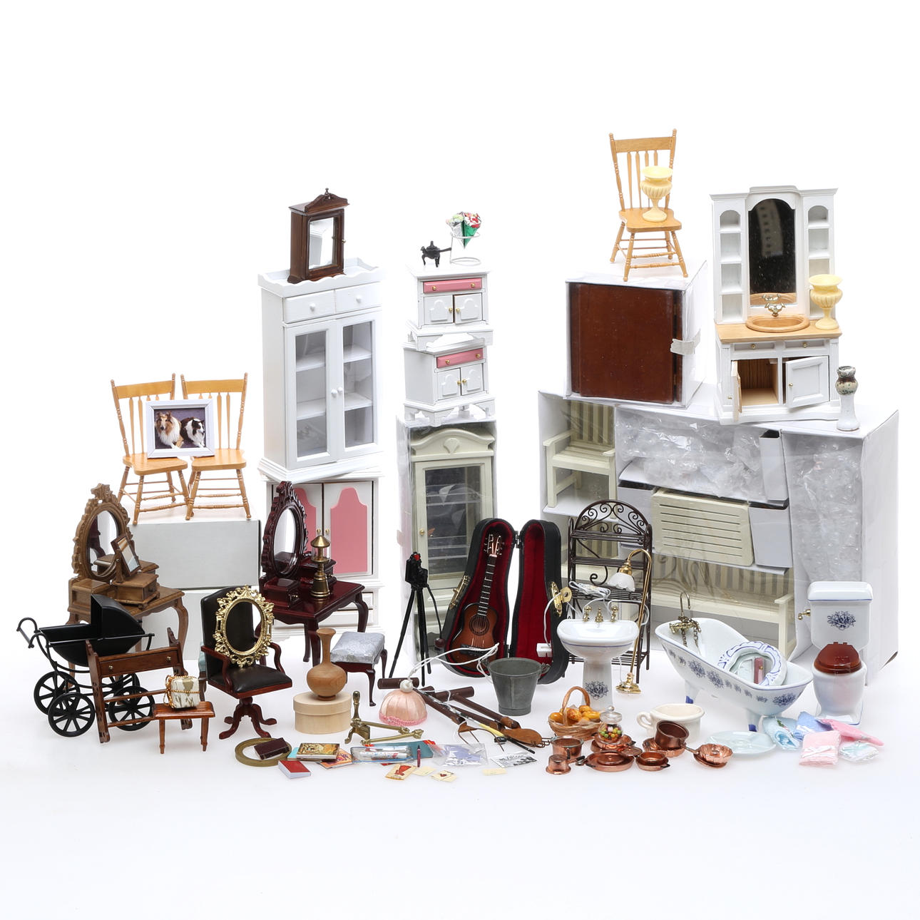 DOCKSKÅPSMÖBLER, ca 50 delar, möbler och tillbehör, 1900/2000-tal.