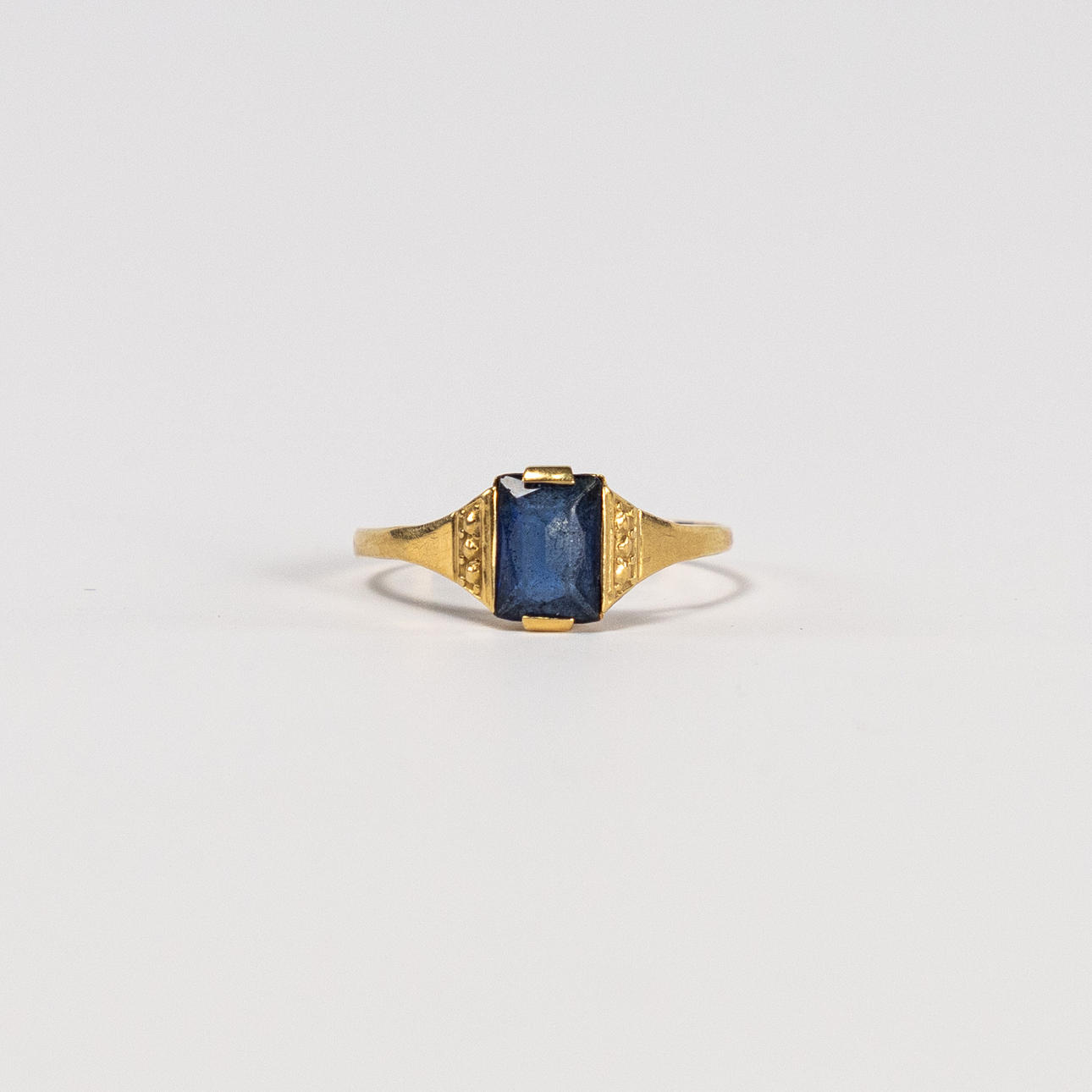 RING, 18k guld, med blå sten.