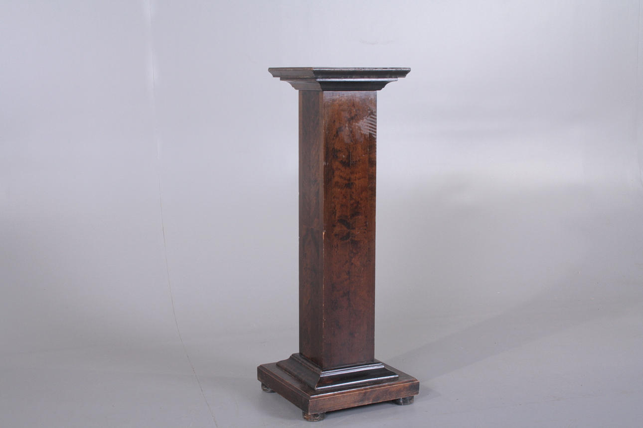 PIEDESTAL, 1920-tal.