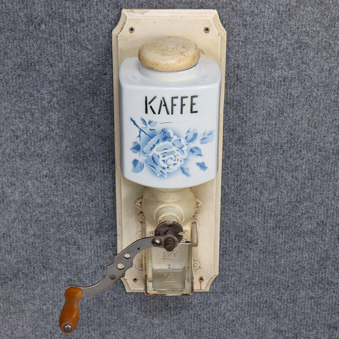 VÄGGMONTERAD KAFFEKVARN, PORSLIN, 1900-TAL.