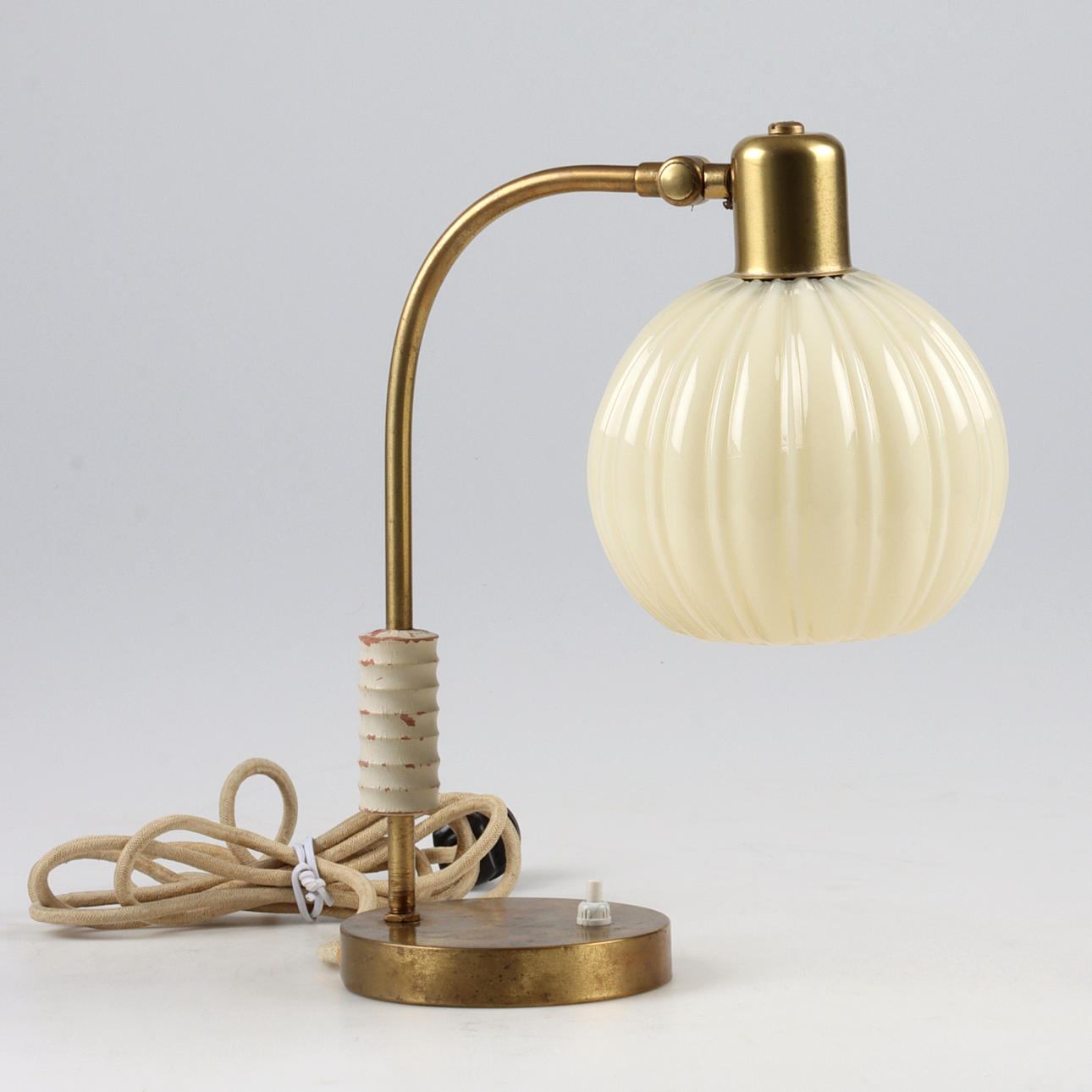 BORDSLAMPA, mässing, glas, 1940-tal.