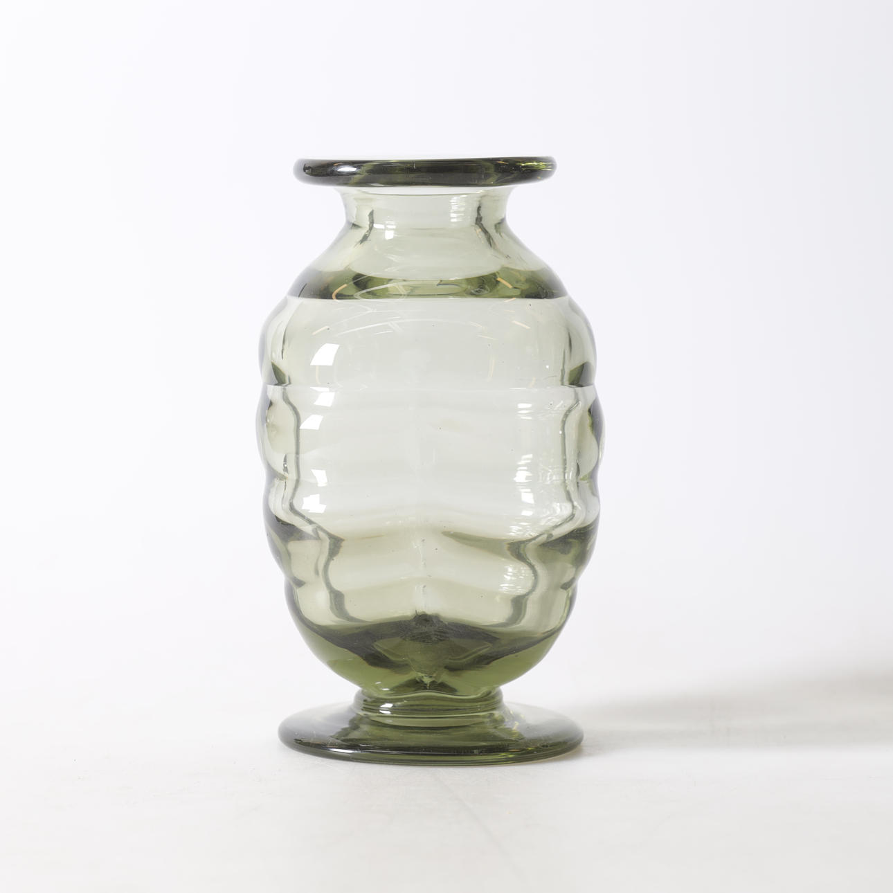 ELIS BERGH. vas, glas, Kosta, osignerad.