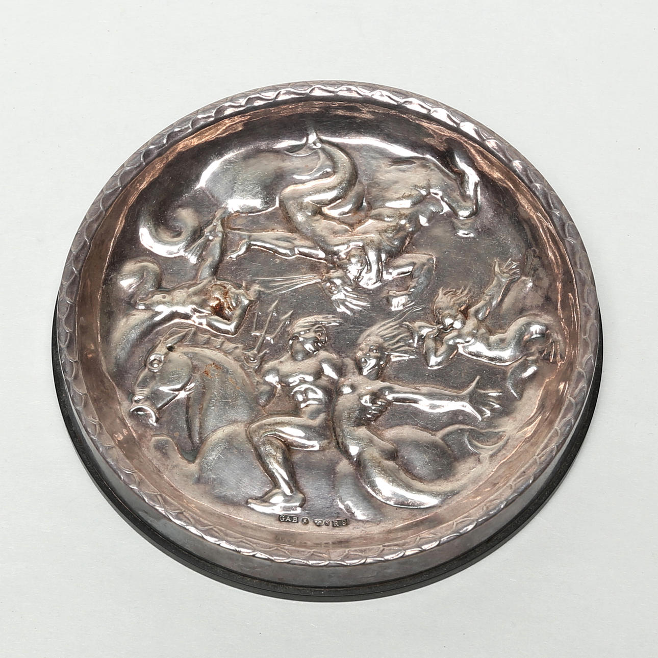 FAT, silver/plast, efter Carl Milles.