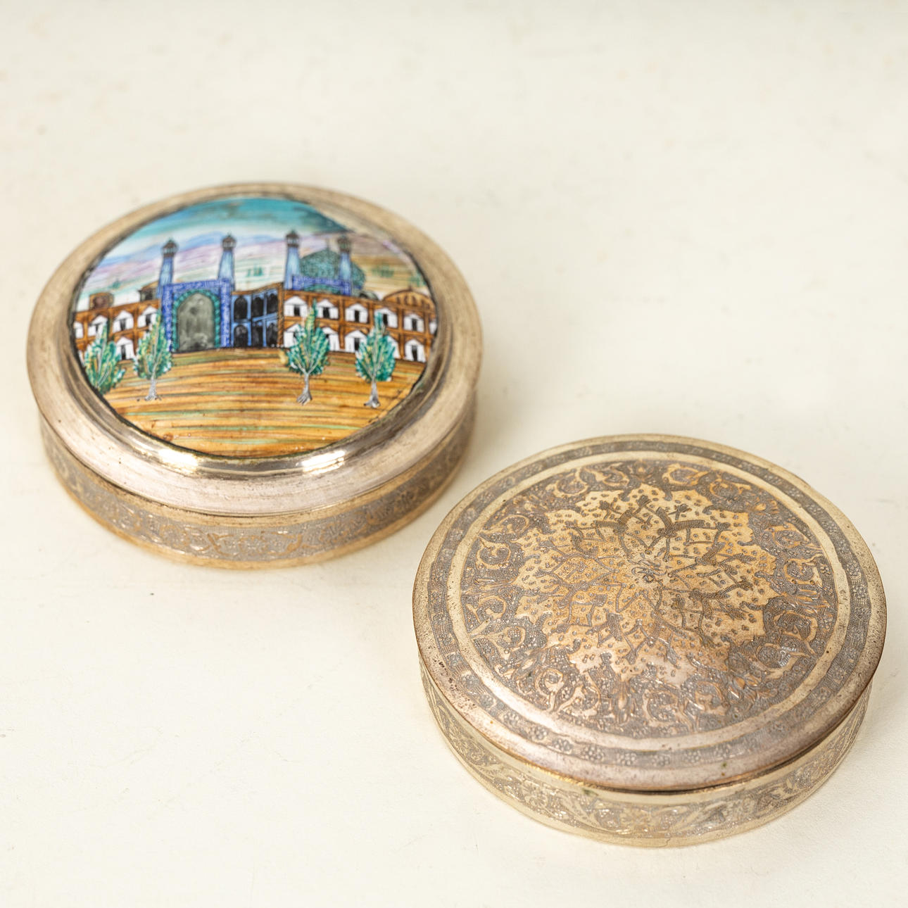 Två dosor med lock, Persien, 1900-talet (2).