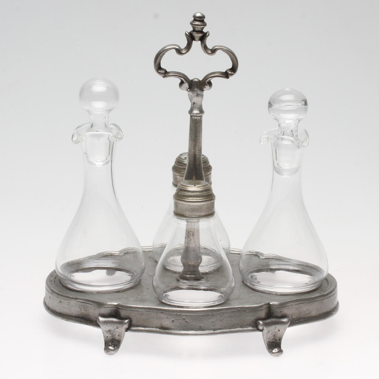 BORDSSURTOUT, tenn, glasflaskor, rokokostil, 1800/1900-tal.