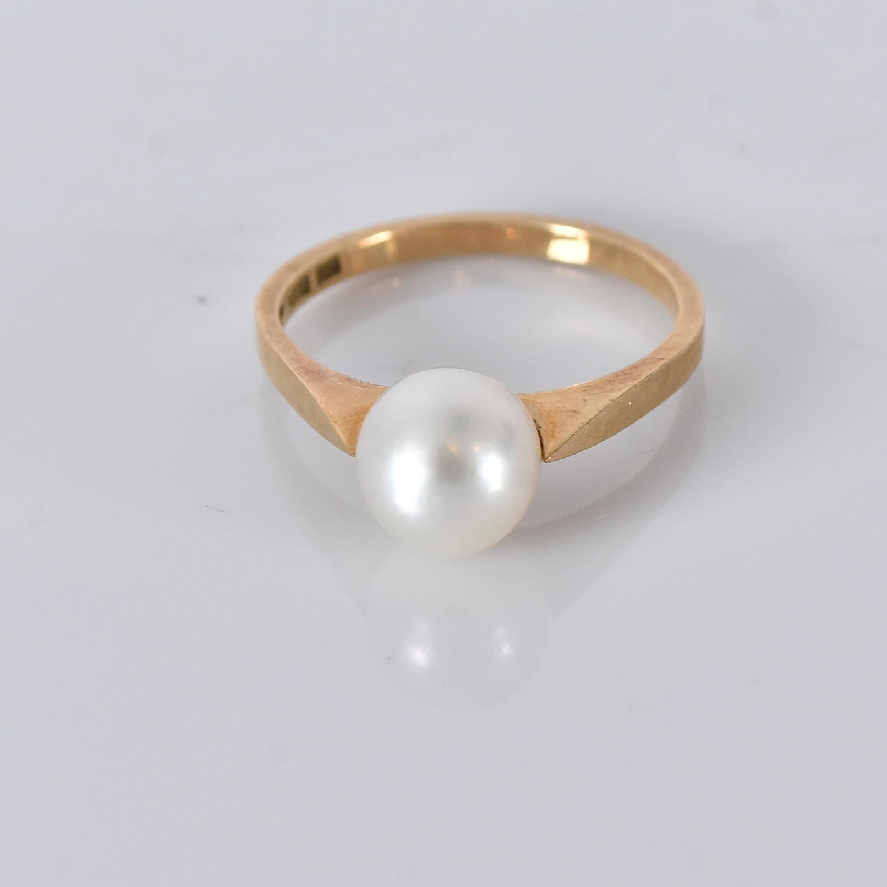 RING MED PÄRLA, 18 karat rödguld.
