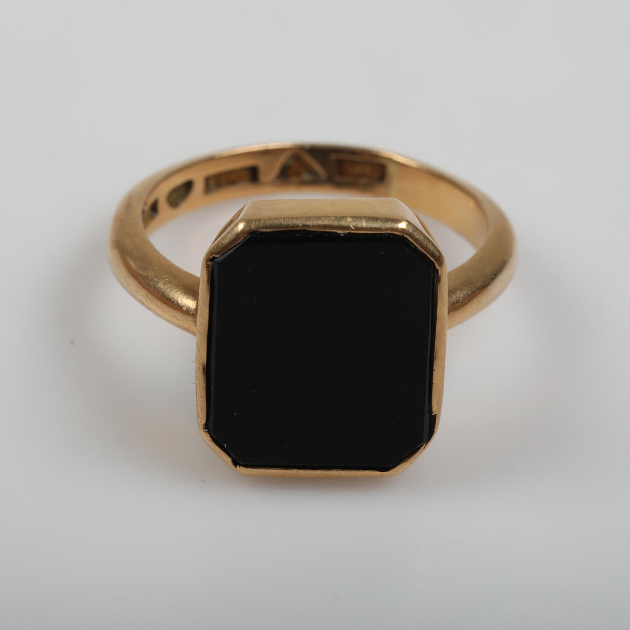 KLACKRING, 18 K guld med onyx.