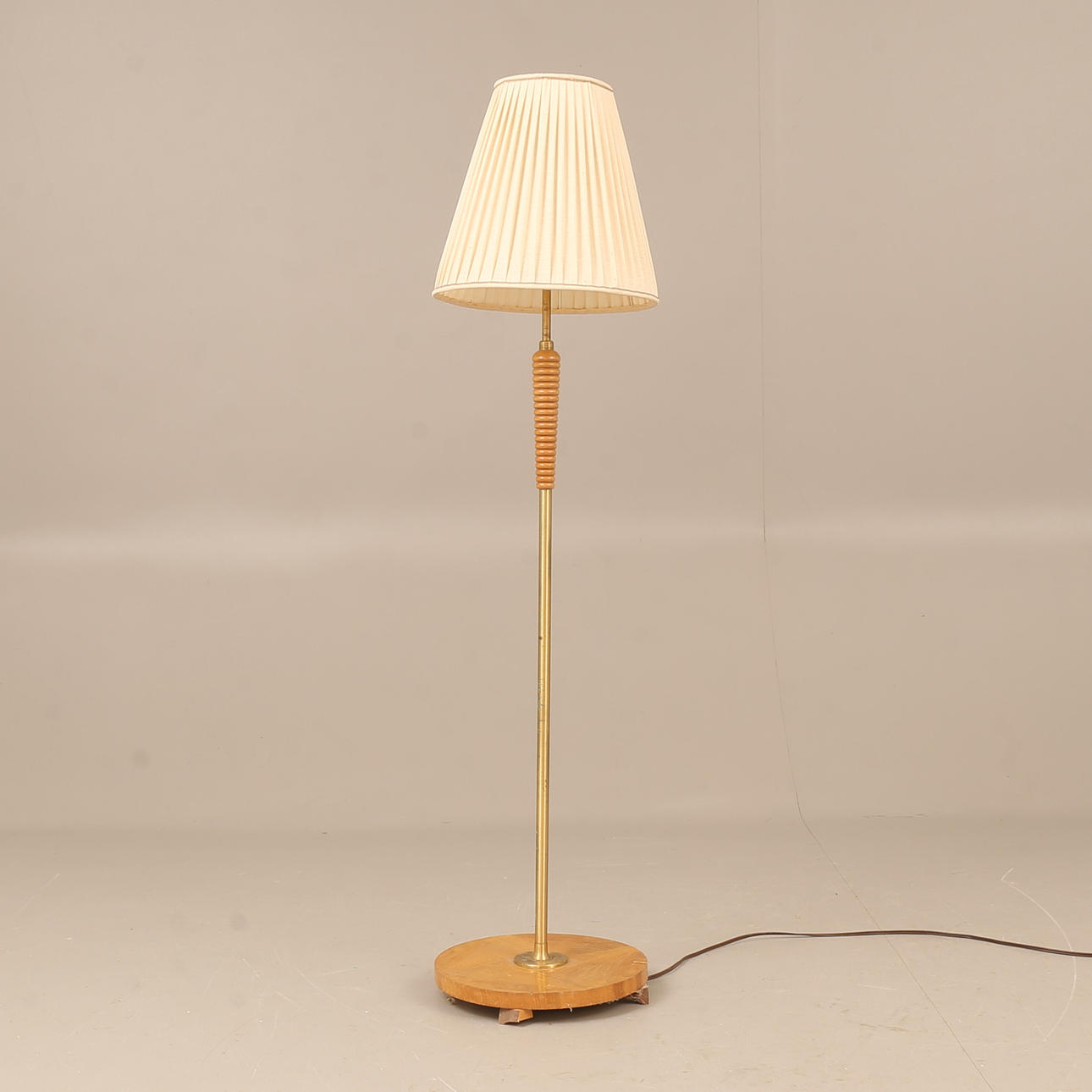 GOLVLAMPA, trä och mässing, 1940-tal.