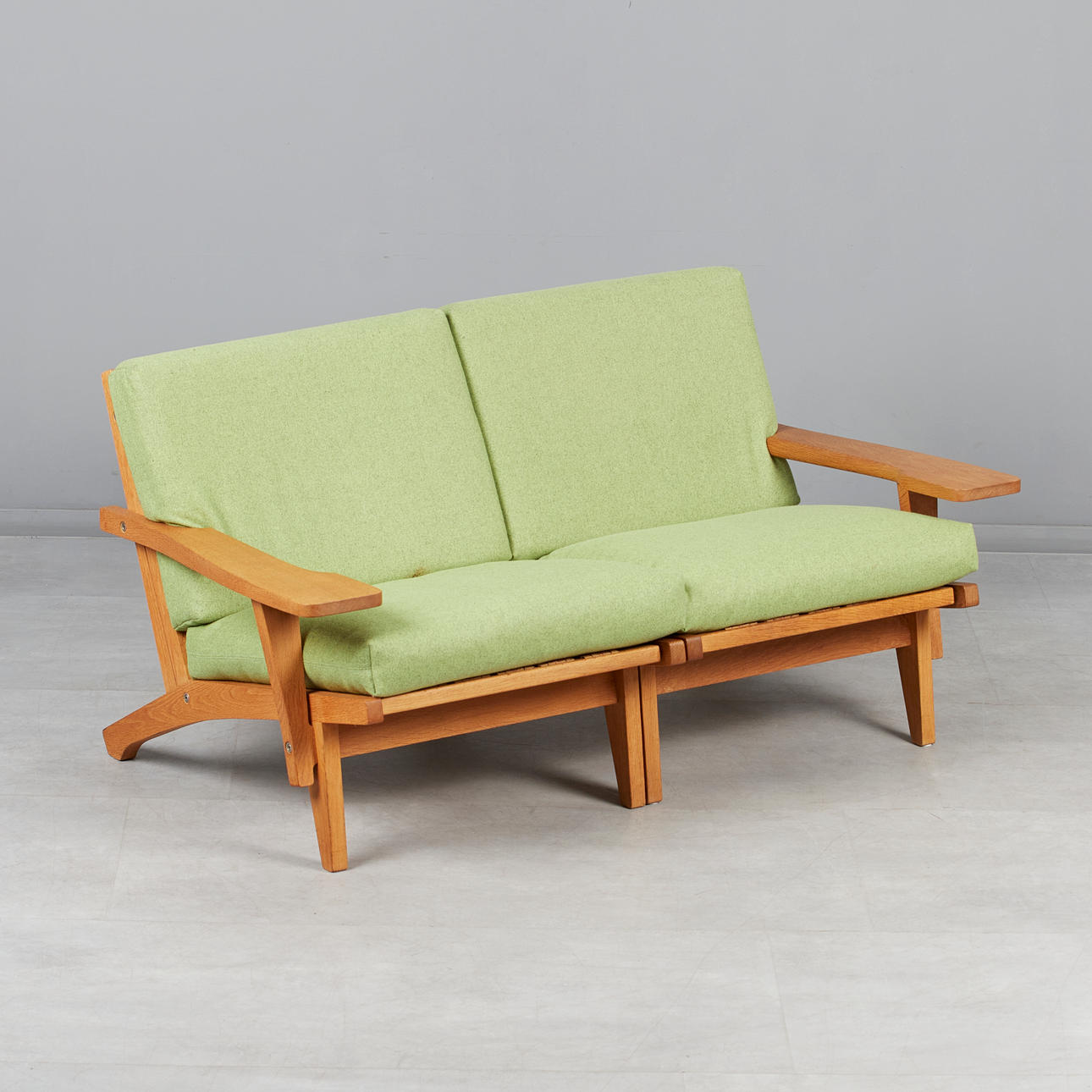 HANS J. WEGNER. Getama, tvåsitssoffa / modulsoffa, modell 'GE 370', ek, textil, formgiven 1969, Danmark. (2).