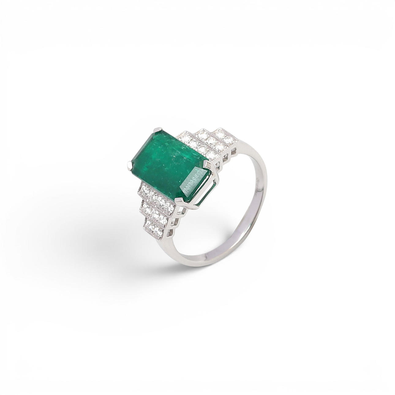 Ring med smaragd och diamanter.