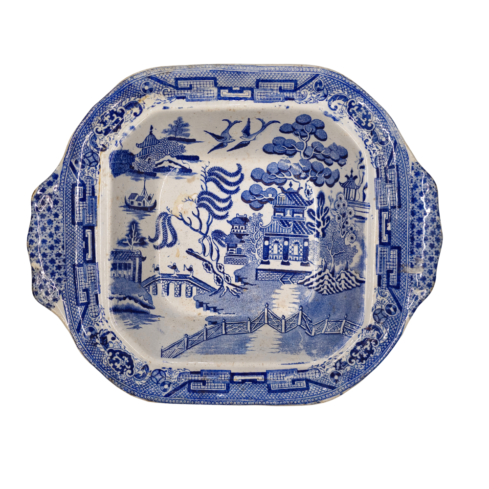 Serving dish in "Blue Willow" earthenware, England, 19th century.