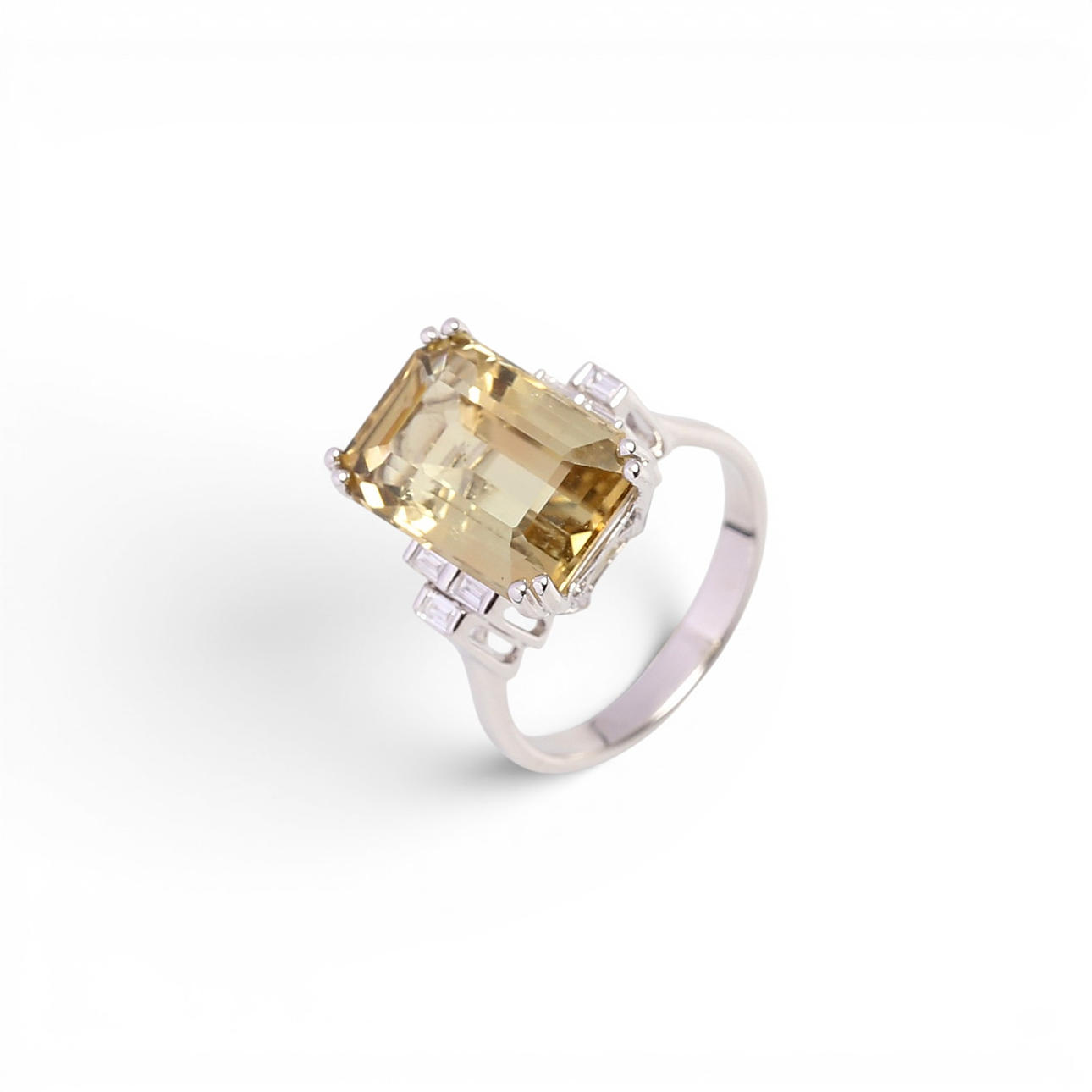 Ring med turmalin och diamanter.
