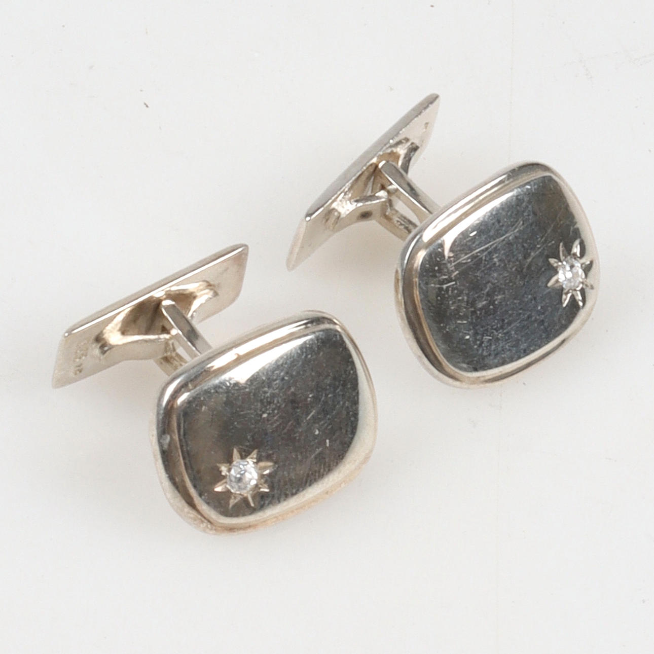 MANSCHETTKNAPPAR, silver, med vita stenar. 1900-tal.