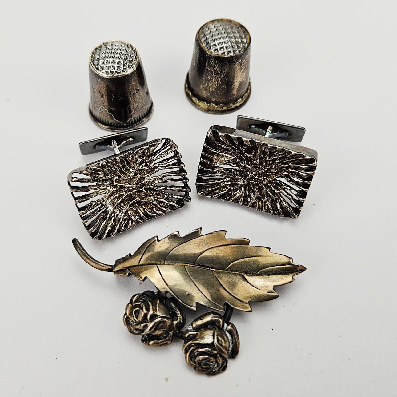 BROSCH, MANSCHETTKNAPPAR, FINGERBORGAR, 4 delar, silver, 1900-tal.